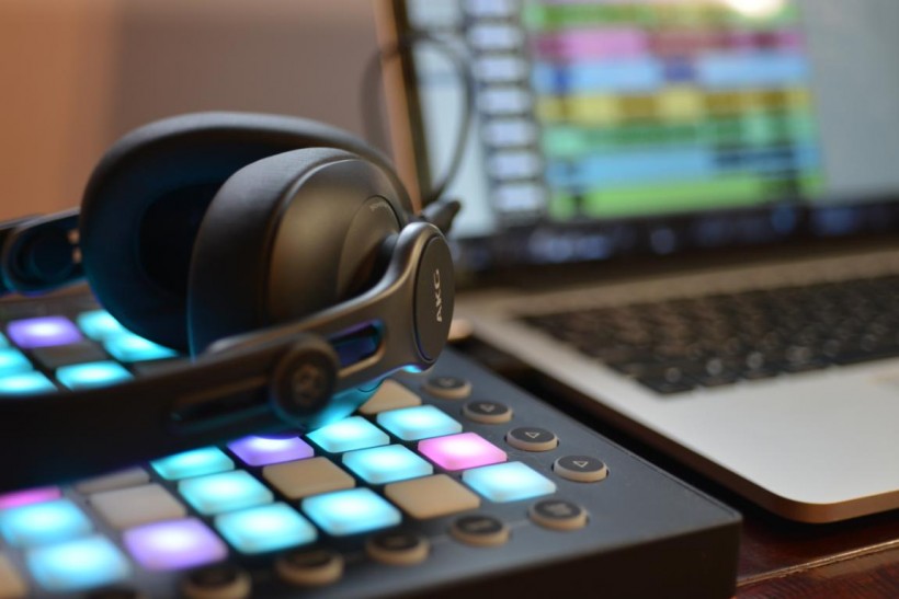 新生代的別樣情懷——AKG K371 頭戴式耳機(jī)開箱評測