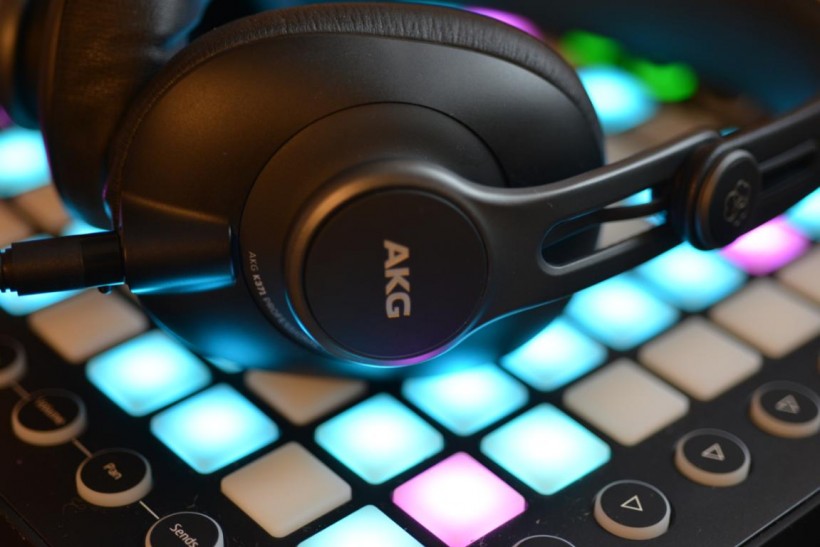 新生代的別樣情懷——AKG K371 頭戴式耳機(jī)開箱評測